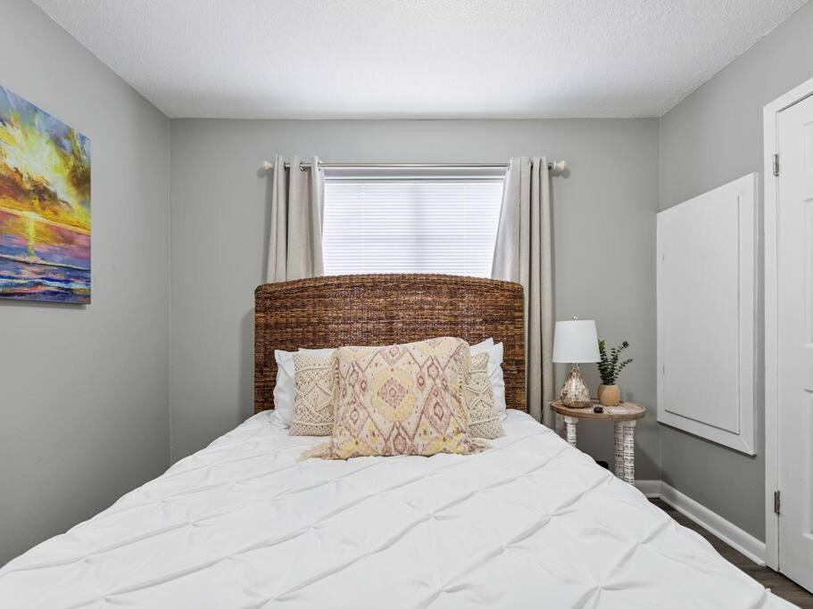 Heirs Living : Amethyst - Near Downtown . Medical Centers . 3 Tvs . Pet Friendly . Kind Beds