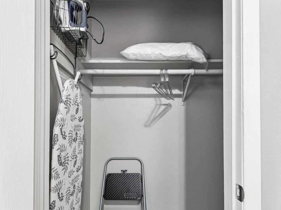 Heirs Living : Amethyst - Near Downtown . Medical Centers . 3 Tvs . Pet Friendly . Kind Beds Apartment Houston
