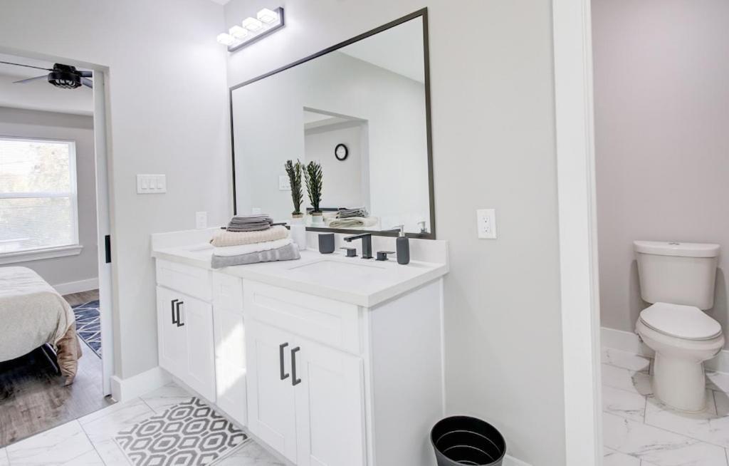 Holiday home New Luxurious Double-story Located In Highland Heights Houston