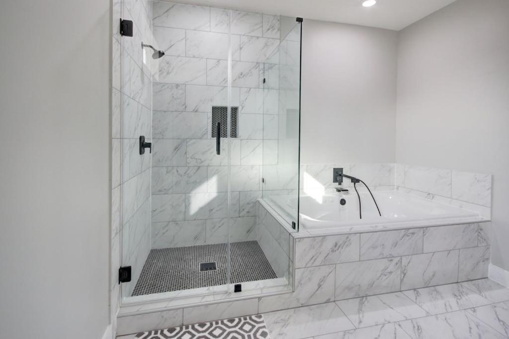 New Luxurious Double-story Located In Highland Heights Holiday home