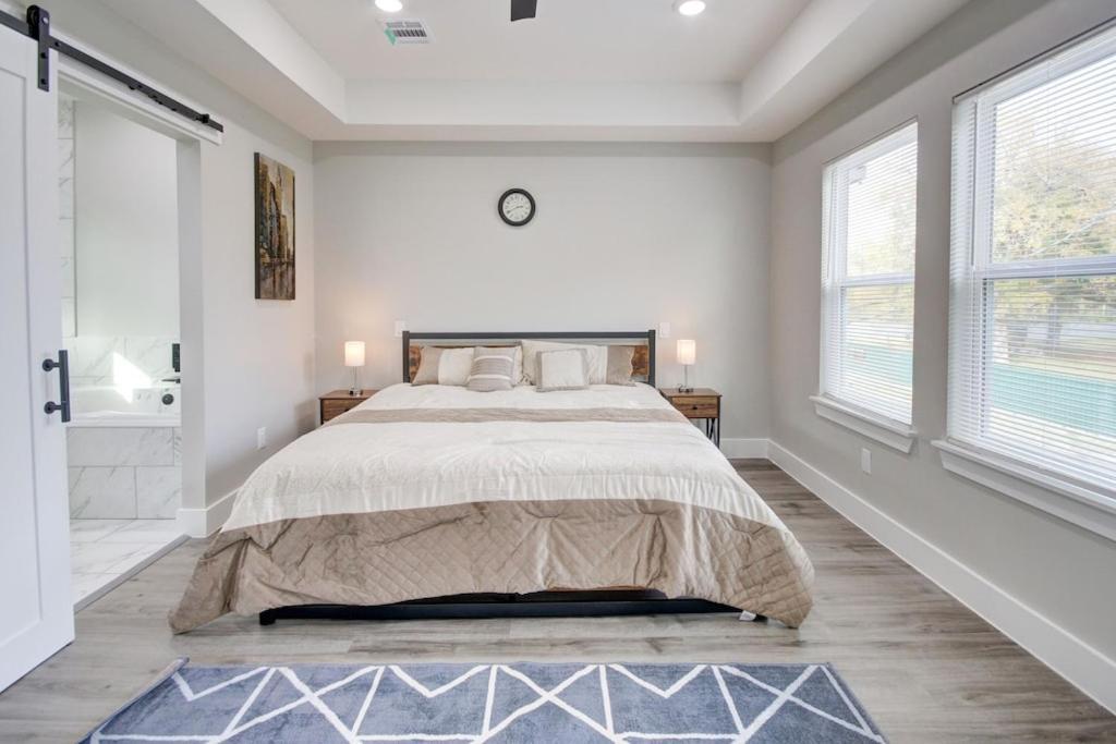 New Luxurious Double-story Located In Highland Heights *