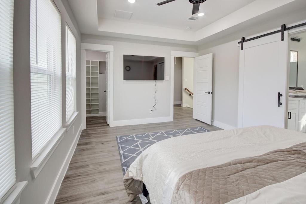 New Luxurious Double-story Located In Highland Heights Holiday home