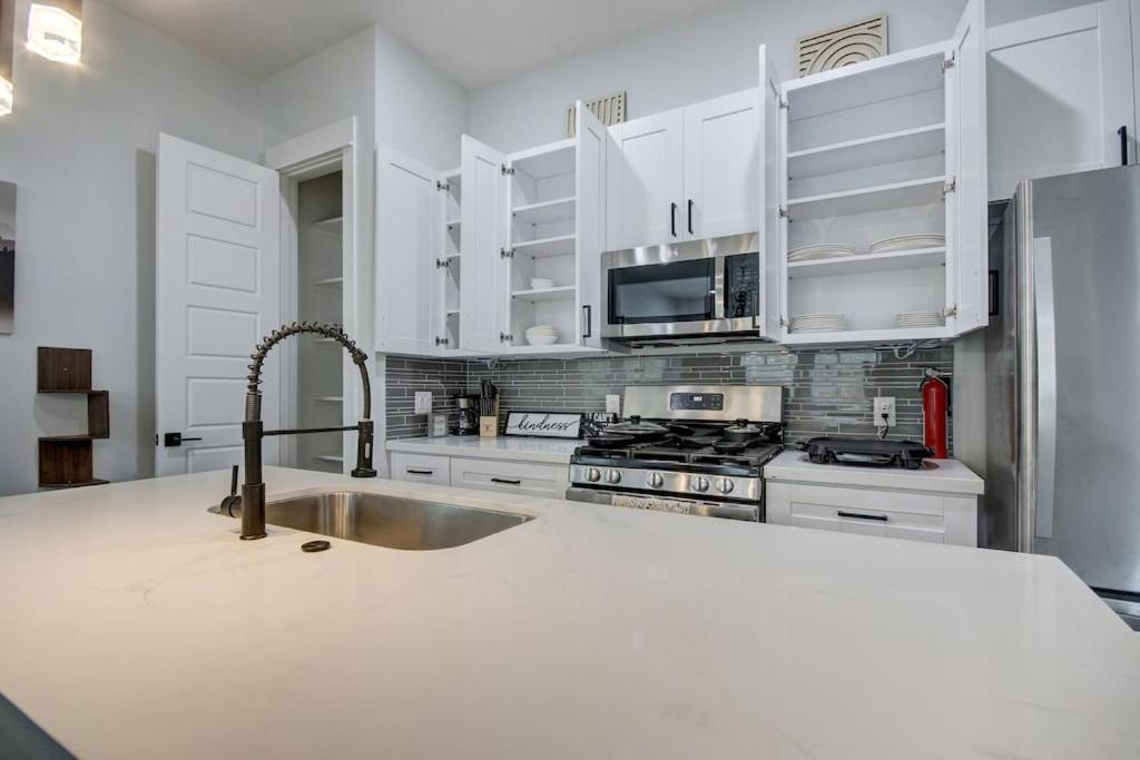 New Luxurious Double-story Located In Highland Heights