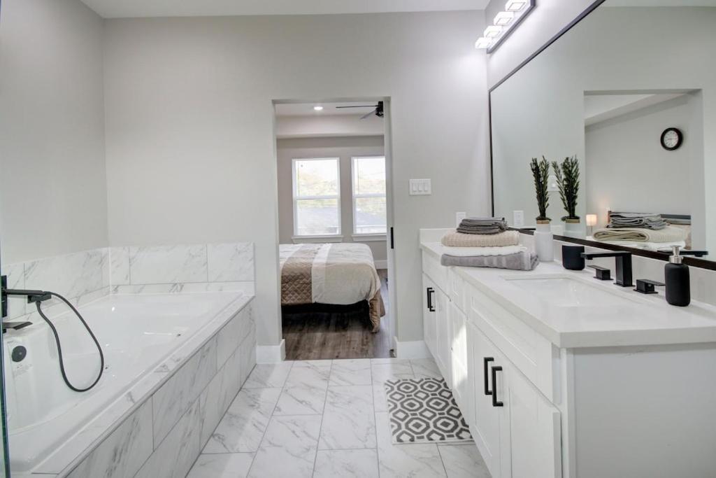 New Luxurious Double-story Located In Highland Heights *