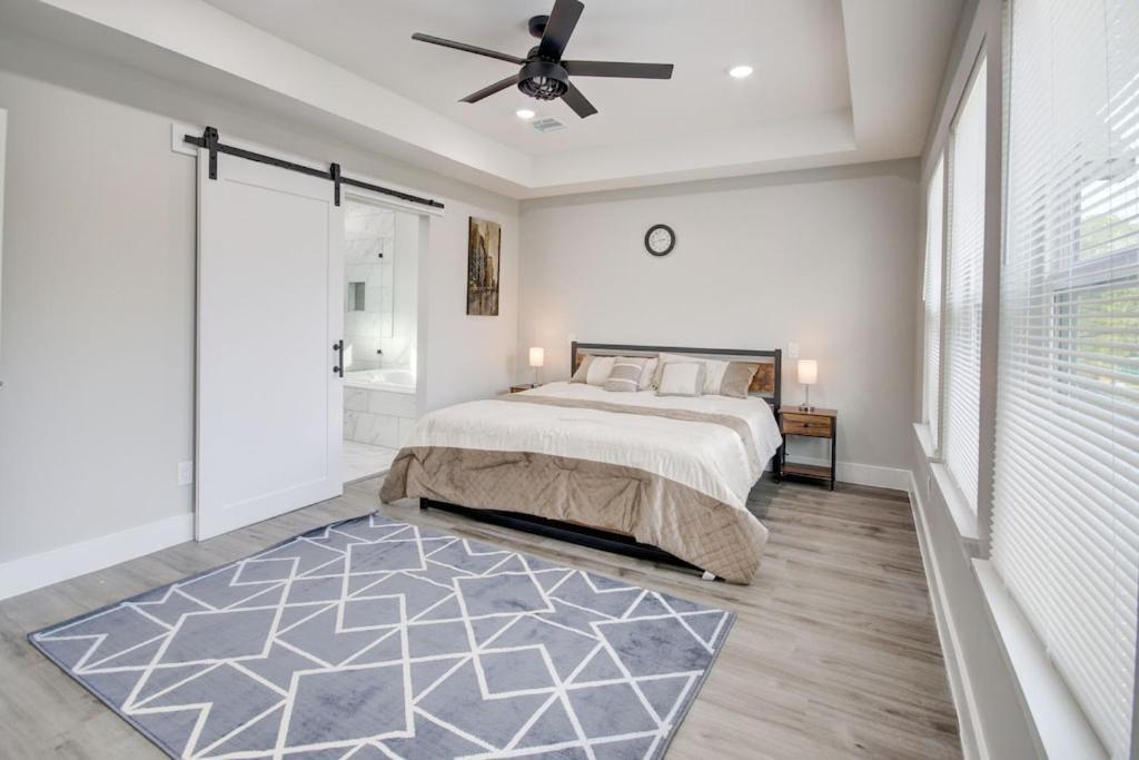New Luxurious Double-story Located In Highland Heights Holiday home