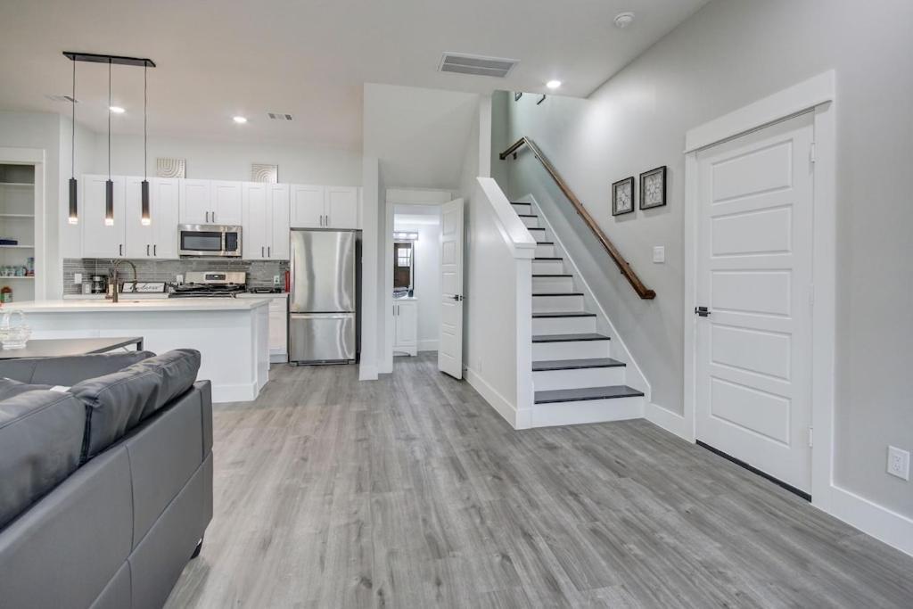 New Luxurious Double-story Located In Highland Heights Holiday home *