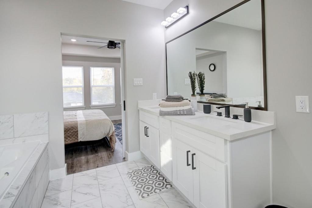 New Luxurious Double-story Located In Highland Heights *