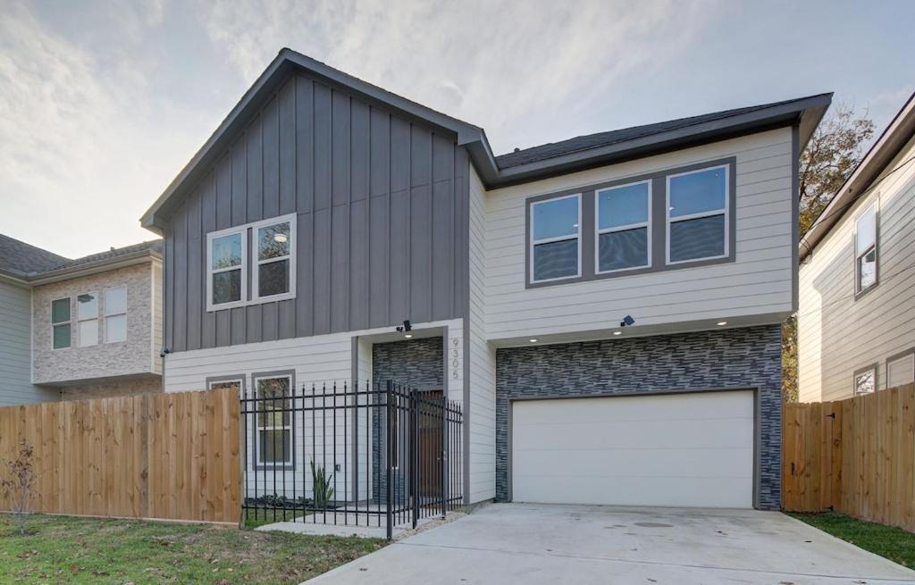 New Luxurious Double-story Located In Highland Heights Holiday home Houston