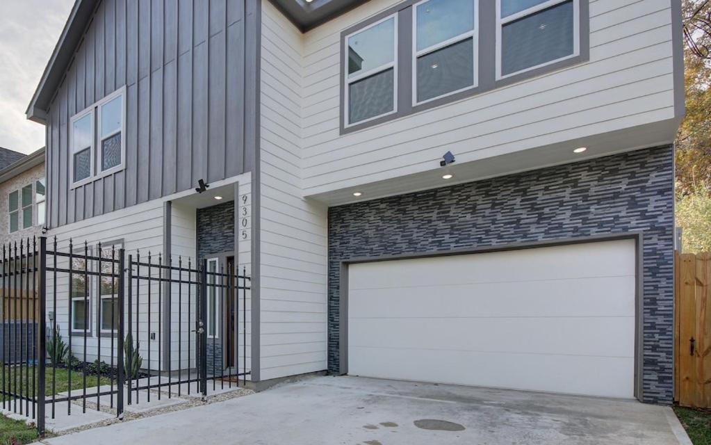 New Luxurious Double-story Located In Highland Heights *