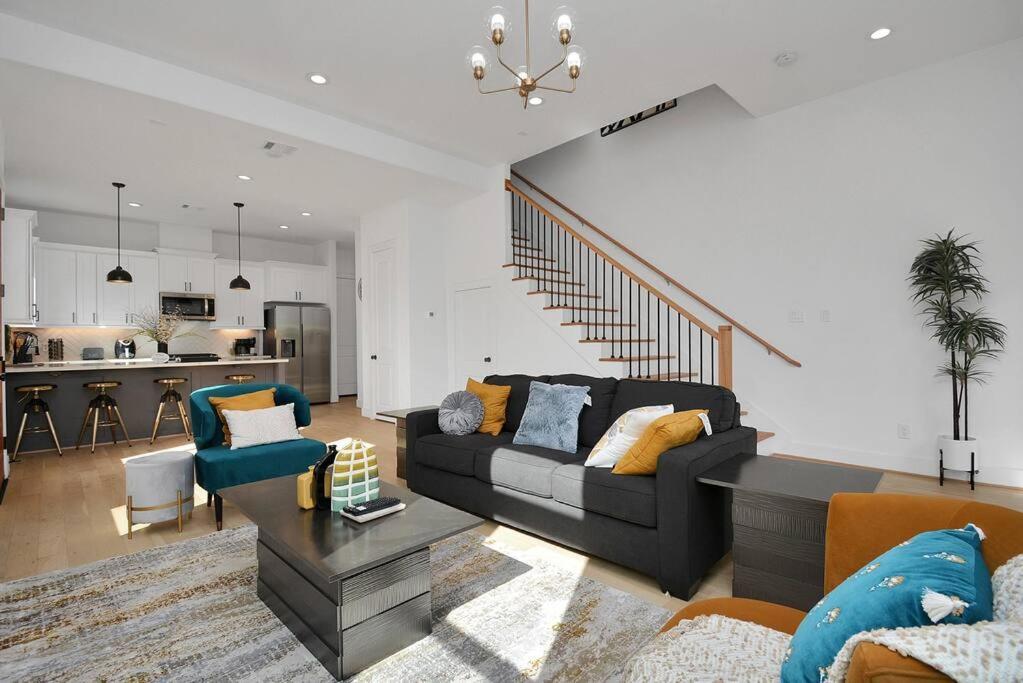 Blissful Getaway With Hot Tub & Backyard Near Downtown Holiday home