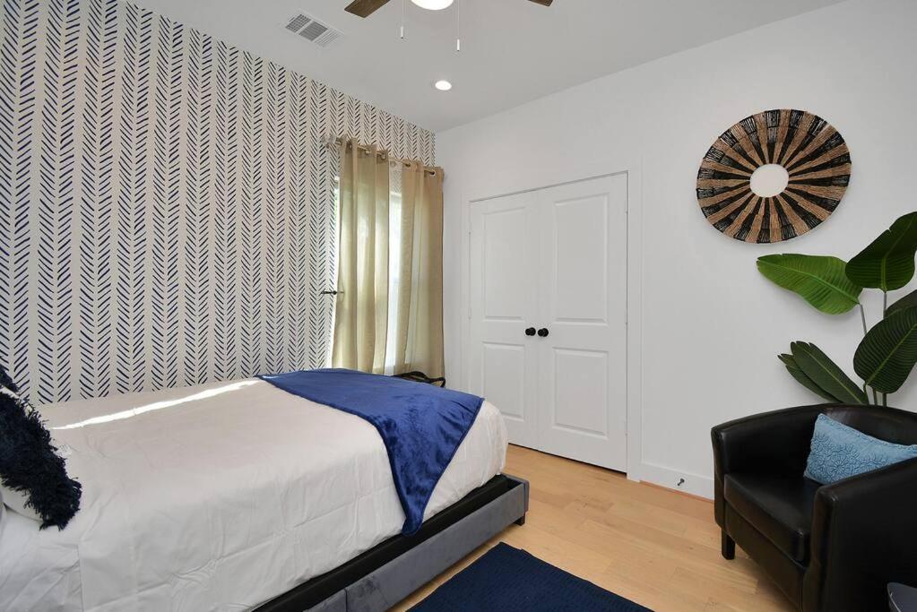 Blissful Getaway With Hot Tub & Backyard Near Downtown