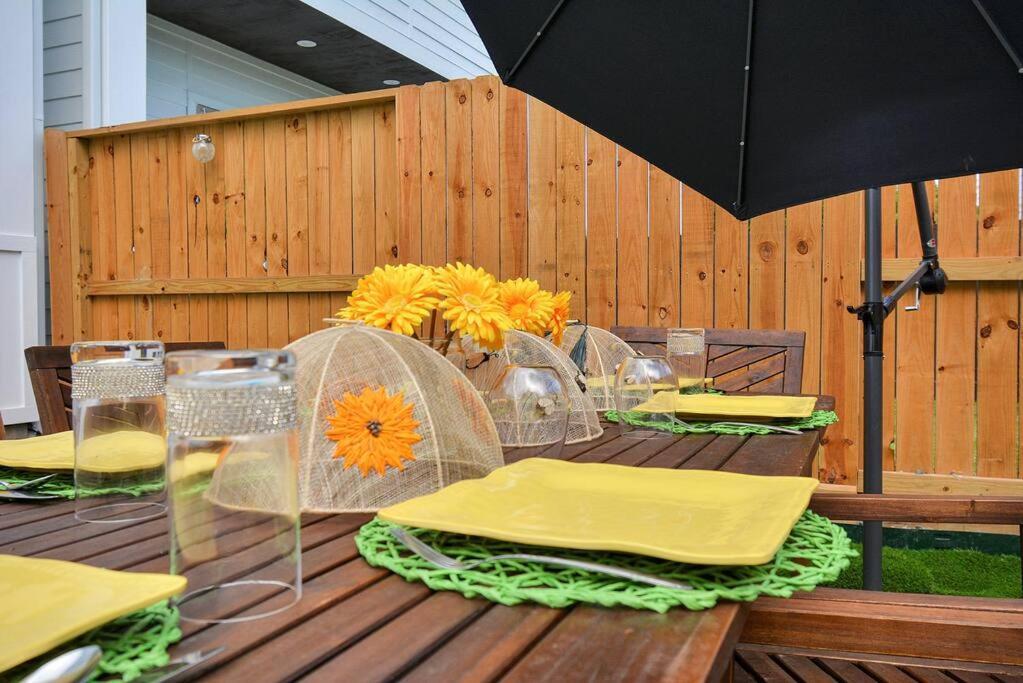 Blissful Getaway With Hot Tub & Backyard Near Downtown Holiday home Houston