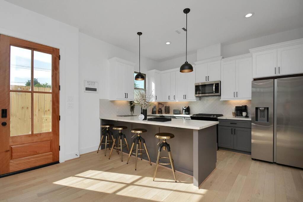 Blissful Getaway With Hot Tub & Backyard Near Downtown Holiday home Houston