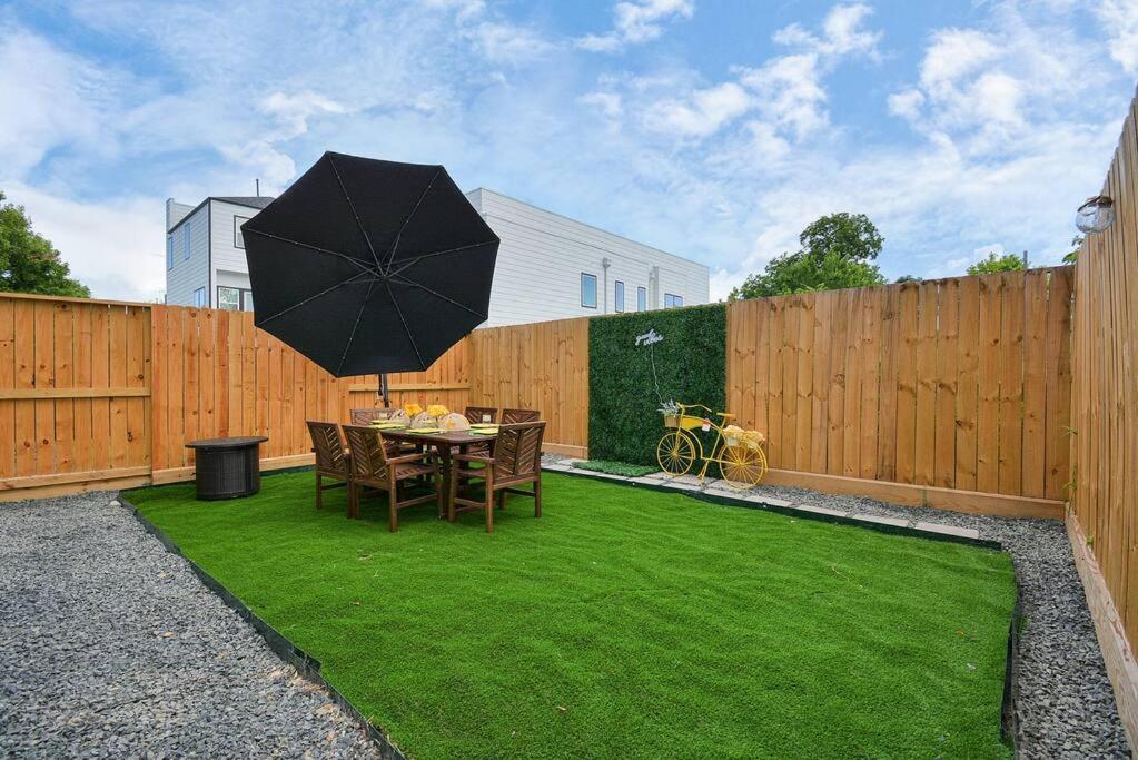 Blissful Getaway With Hot Tub & Backyard Near Downtown Houston