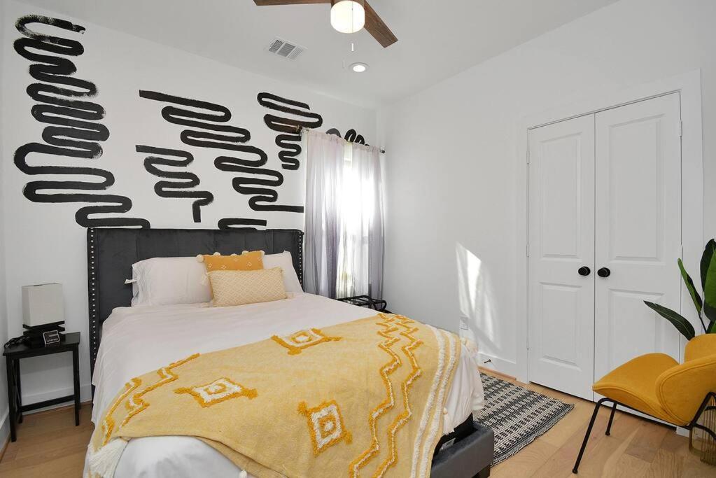 Blissful Getaway With Hot Tub & Backyard Near Downtown