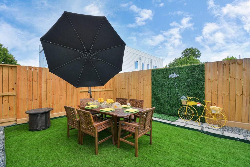 Holiday home Blissful Getaway With Hot Tub & Backyard Near Downtown *