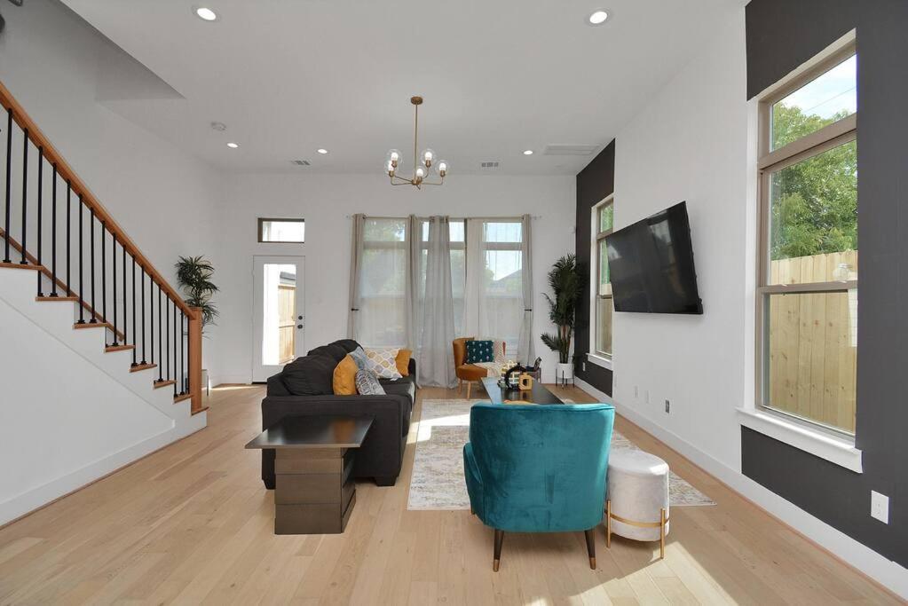 Holiday home Blissful Getaway With Hot Tub & Backyard Near Downtown