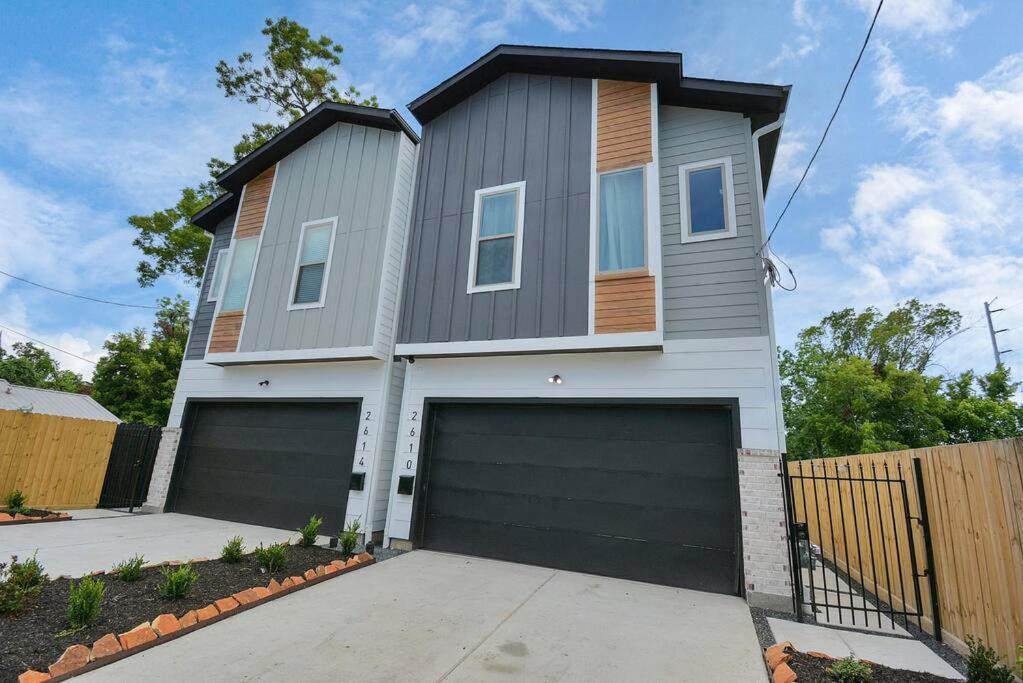 Holiday home Blissful Getaway With Hot Tub & Backyard Near Downtown Houston