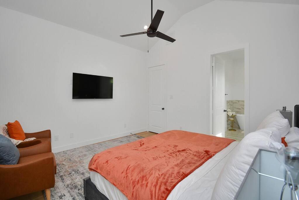 Blissful Getaway With Hot Tub & Backyard Near Downtown * Houston