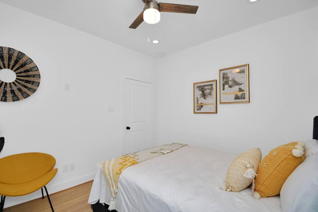 Blissful Getaway With Hot Tub & Backyard Near Downtown Holiday home *
