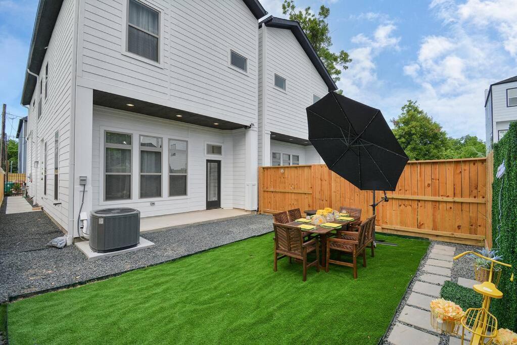 Blissful Getaway With Hot Tub & Backyard Near Downtown Houston