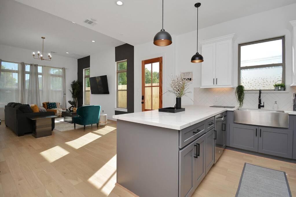 Blissful Getaway With Hot Tub & Backyard Near Downtown Holiday home *