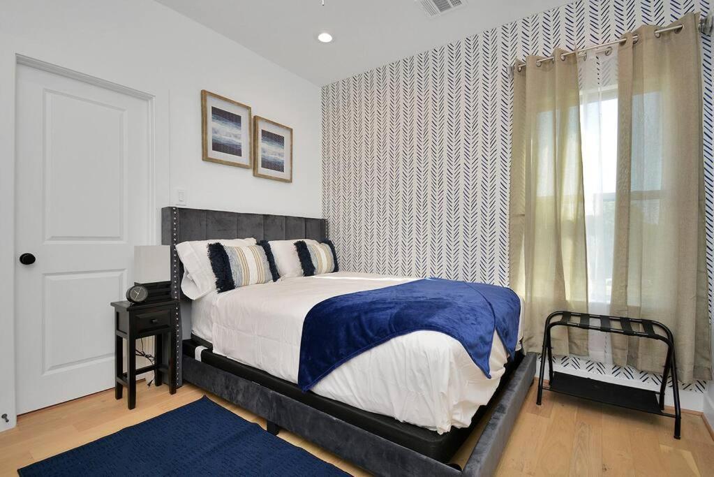 Blissful Getaway With Hot Tub & Backyard Near Downtown Houston