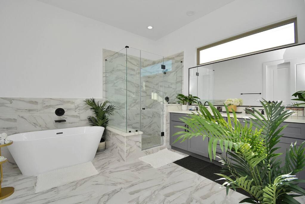Holiday home Blissful Getaway With Hot Tub & Backyard Near Downtown