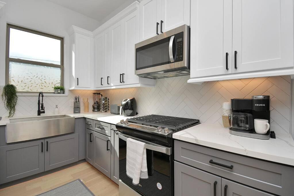 Blissful Getaway With Hot Tub & Backyard Near Downtown Holiday home Houston