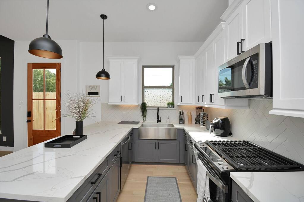 Holiday home Blissful Getaway With Hot Tub & Backyard Near Downtown *