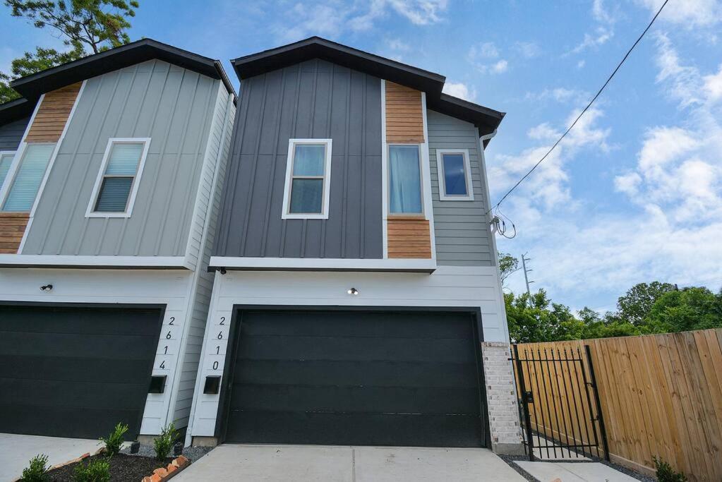 Holiday home Blissful Getaway With Hot Tub & Backyard Near Downtown