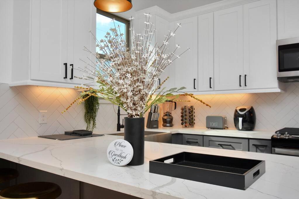 Blissful Getaway With Hot Tub & Backyard Near Downtown Holiday home Houston