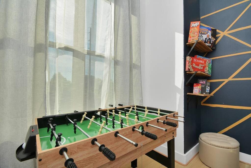 Blissful Getaway With Hot Tub & Backyard Near Downtown Houston