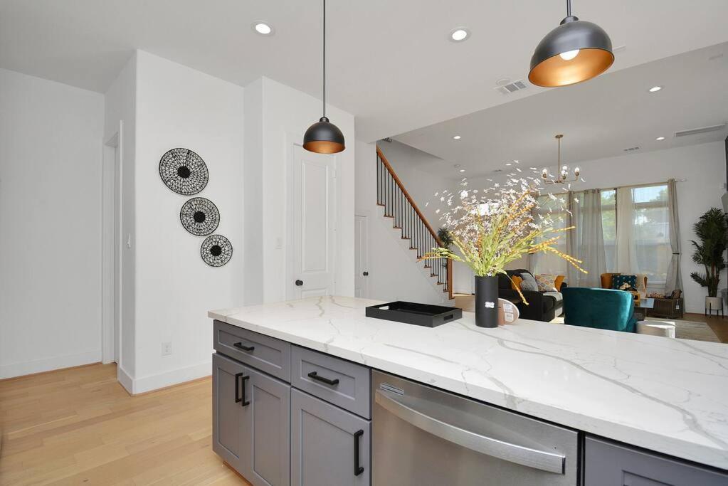 Blissful Getaway With Hot Tub & Backyard Near Downtown *