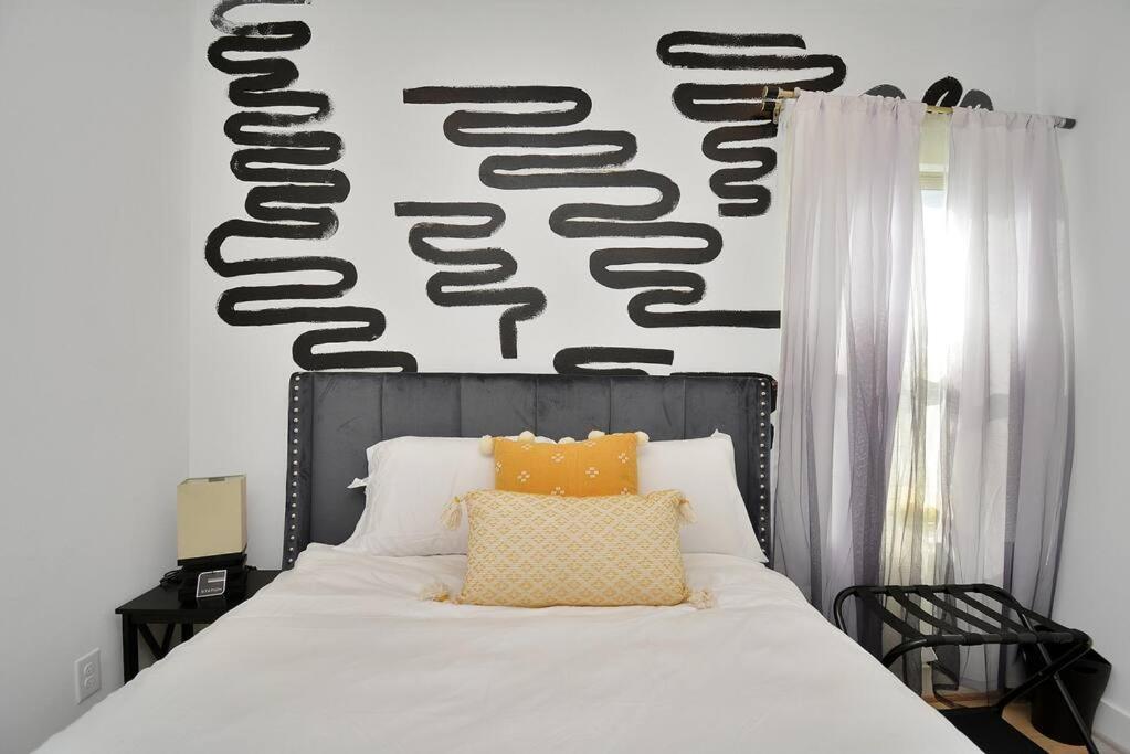 Holiday home Blissful Getaway With Hot Tub & Backyard Near Downtown *
