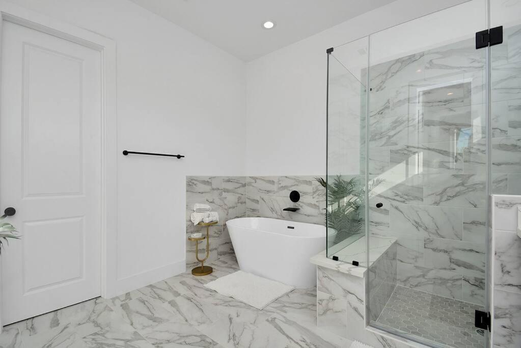 Blissful Getaway With Hot Tub & Backyard Near Downtown