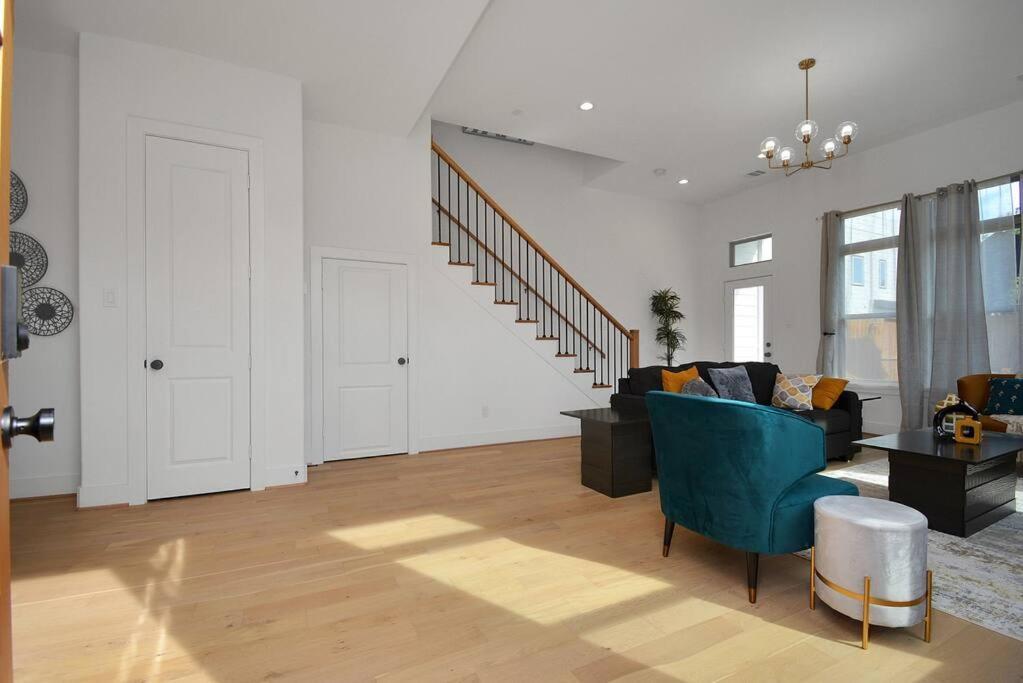Holiday home Blissful Getaway With Hot Tub & Backyard Near Downtown *