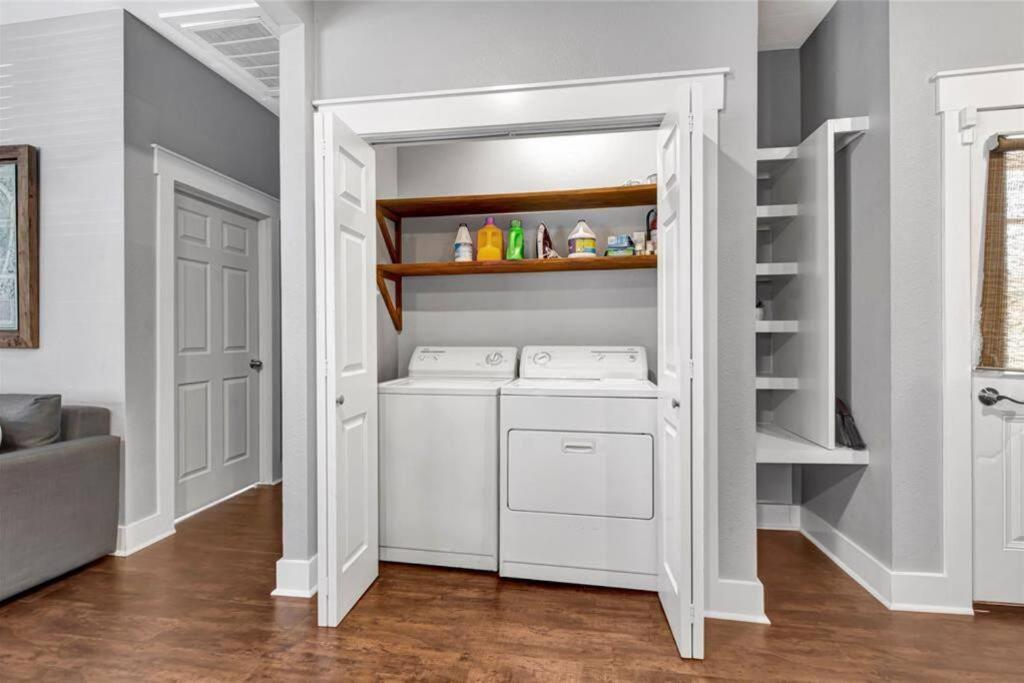 Vibrant Vacation Escape With Fast Wifi And King Bed Close To Downtown Houston! Holiday home Houston