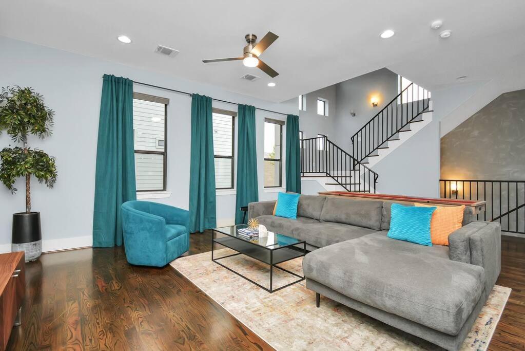 Skyline Views - Sleeps 10 Near Downtown