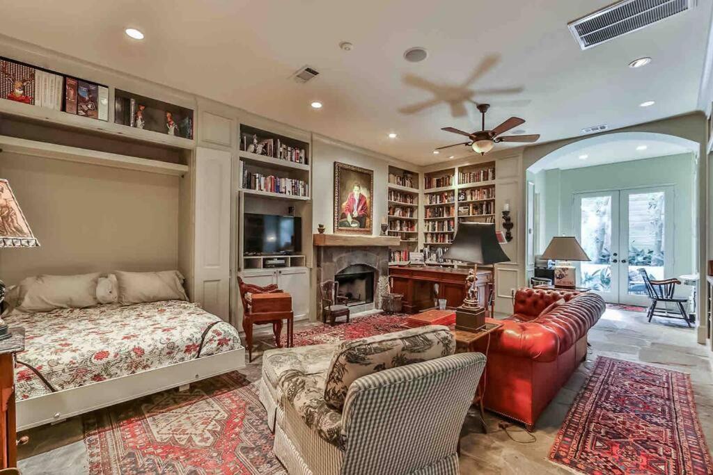 Apartment Artist's Library With A Private Swimming Pool Houston