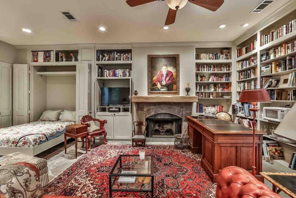 Artist's Library With A Private Swimming Pool Apartment Houston