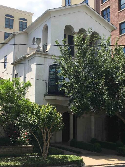 Apartment Artist's Library With A Private Swimming Pool Houston