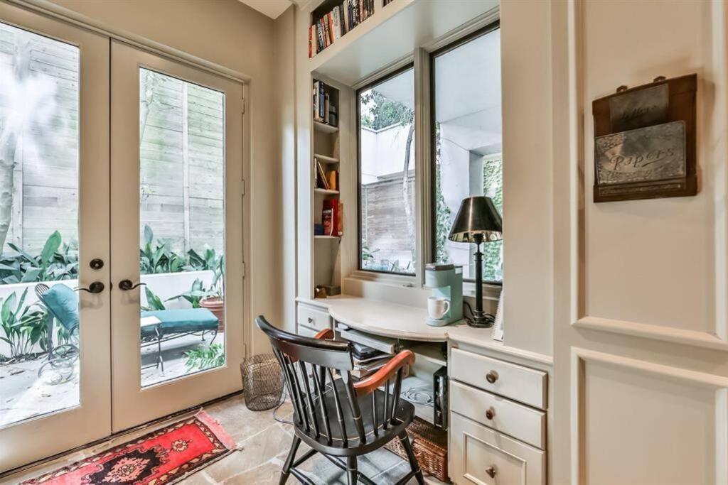 Artist's Library With A Private Swimming Pool * Houston