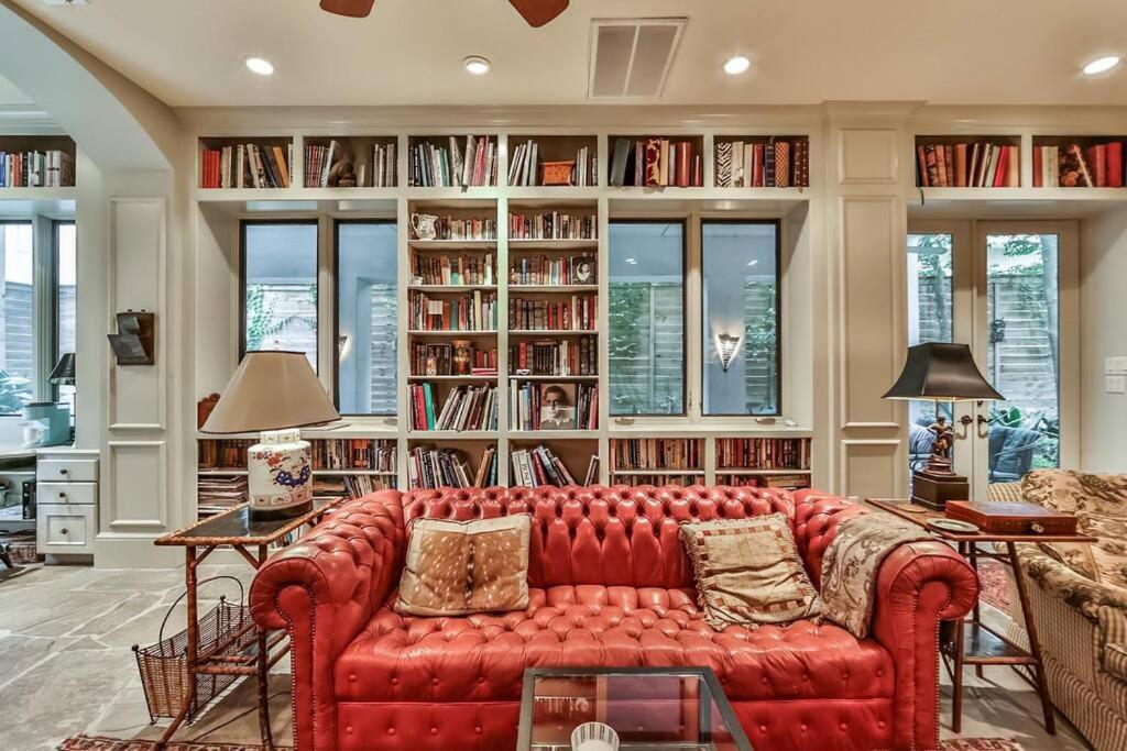 Apartment Artist's Library With A Private Swimming Pool