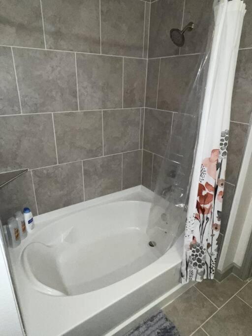 Downtown Living 1br W/ Free Parking Garage Apartment Houston