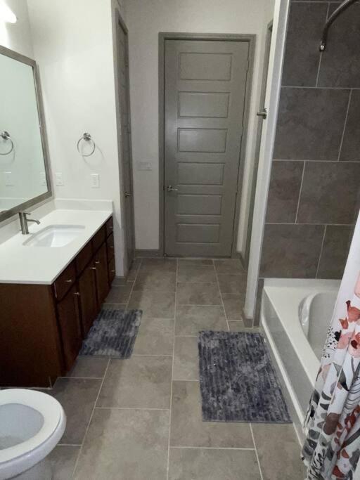 Downtown Living 1br W/ Free Parking Garage *