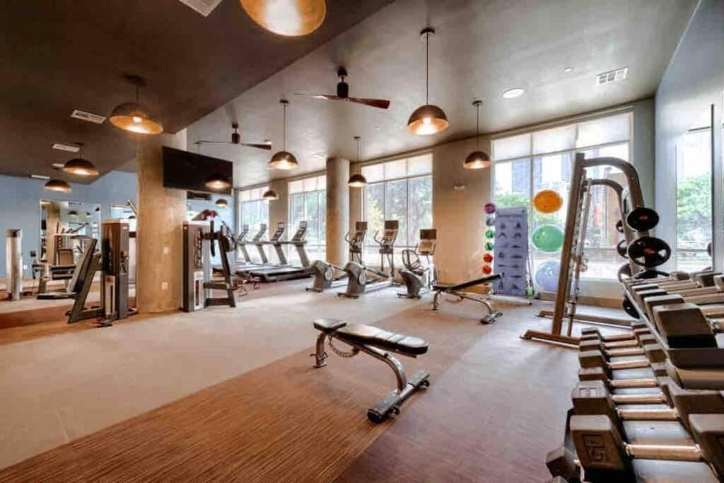 Apartment Downtown Living 1br W/ Free Parking Garage Houston