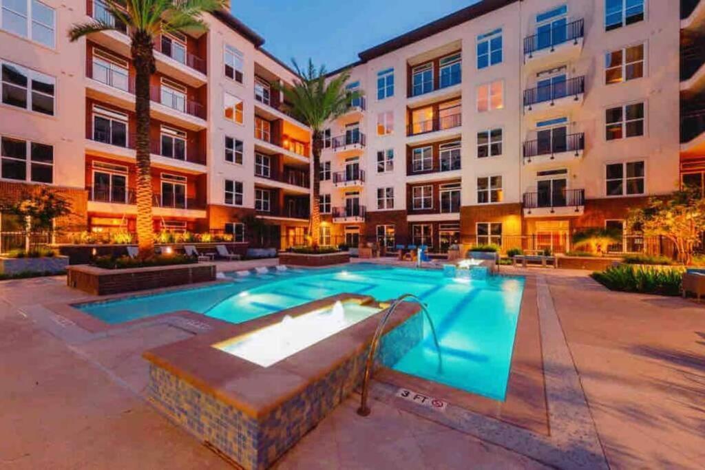Apartment Downtown Living 1br W/ Free Parking Garage *