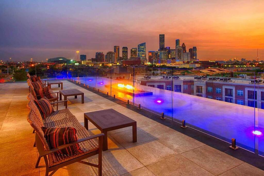 Apartment Downtown Living 1br W/ Free Parking Garage Houston
