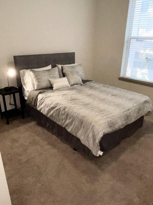 Downtown Living 1br W/ Free Parking Garage Apartment